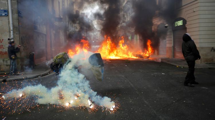 Die Polizei ging mit Tränengas-Granaten gegen die Demonstranten vor. 