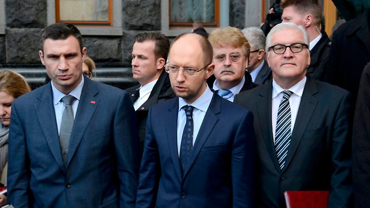 Elmar Brok (2.v.r.) war bereits von Mittwoch bis Freitag in Kiew - das Bild zeigt ihn mit Außenminister Steinmeier und den Oppositionspolitikern Vitali Klitschko (l.) und Arseni Jazenjuk (M.).