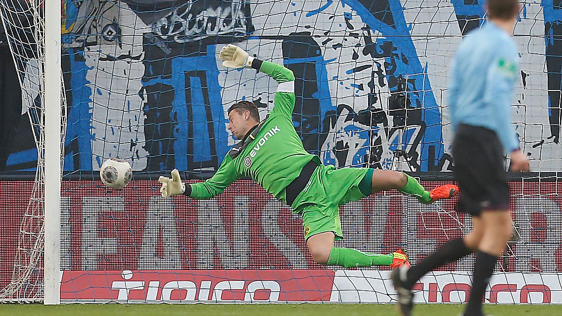 Krönung aus BVB-Sicht war das Tor zum 0:3 in der 90. Minute, als sich Dortmunds Nationalkeeper Roman Weidenfeller trotz freier Sicht von einem Freistoß aus 40 Metern düpieren ließ.