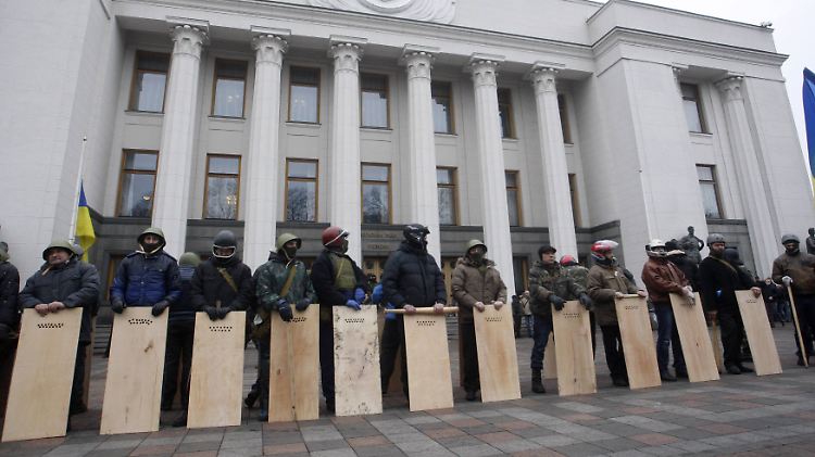 Maidan-Aktivisten bewachen das Parlament. Auf die Abläufe im Inneren des Gebäudes haben sie nur bedingt Einfluss.
