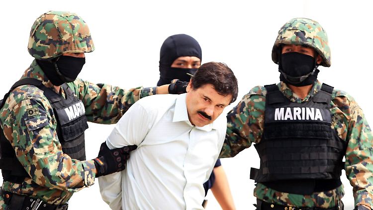 Nicht zimperlich: Mexikanische Sicherheitskräfte bei der Festnahme des Drogenboss "El Chapo".