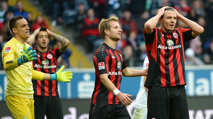 Da kann man nur die Hände über dem Kopf zusammen schlagen: Der Ball findet bis zum Abpfiff nicht den Weg ins Tor.