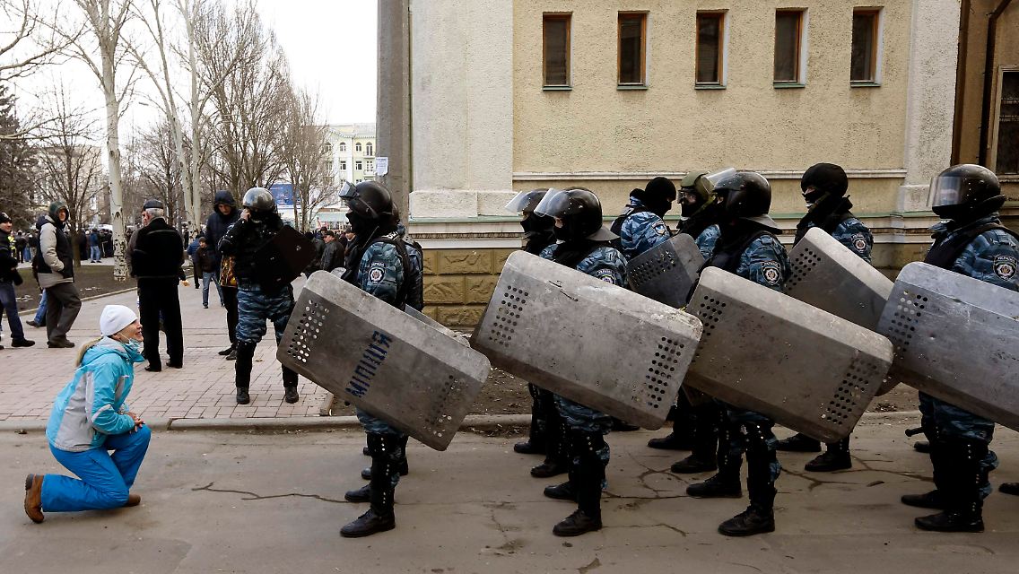 2014-02-23T152612Z_326076771_GM1EA2N1QXS01_RTRMADP_3_UKRAINE-CRISIS-ROUT.JPG9061113019266200755.jpg
