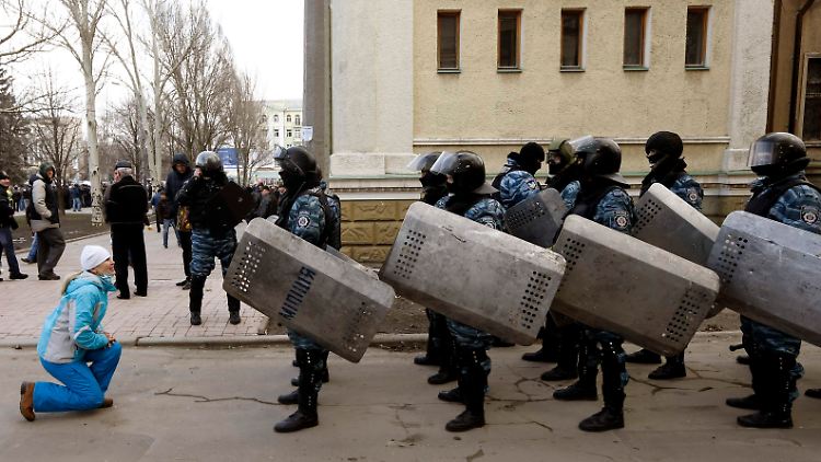 2014-02-23T152612Z_326076771_GM1EA2N1QXS01_RTRMADP_3_UKRAINE-CRISIS-ROUT.JPG9061113019266200755.jpg