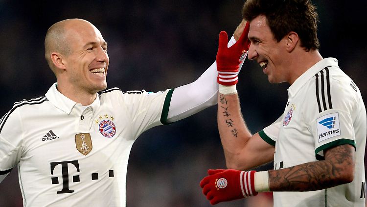 Mario Mandzukic beendete den munteren Münchner Torreigen mit dem Treffer zum 4:0. Arjen Robben jubelte fröhlich mit.