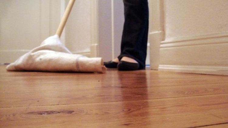 Vor einer Wohnungsübergabe sollten grobe Verschmutzungen an Böden, Wänden und Decken beseitigt werden.  