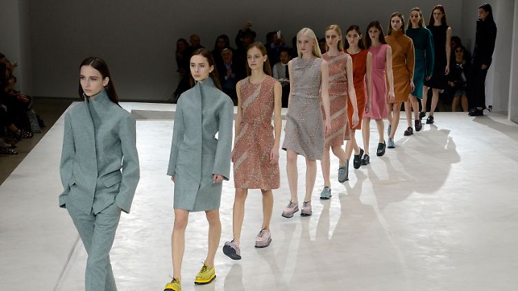 Das Label Jil Sander bleibt seiner Linie treu: klare Schnitte, gedeckte Farben und ein wenig modische Langeweile.