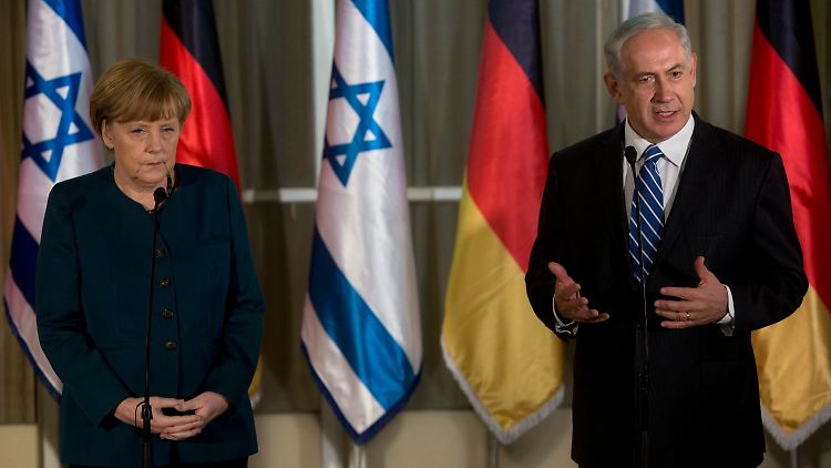 Merkel und Netanjahu beantworten die Fragen der Presse.