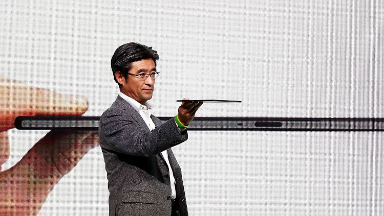 Flach wie eine Scheibe: Kunimasa Suzuki, bei Sony zuständig für mobile Endgeräte, präsentiert der Fachwelt die ultraflache Tablet-Version Xperia Z2.