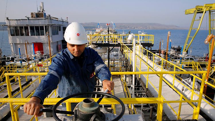 Im Hafen von Ceyhan: Hier bei Adana, endet eine der türkisch-irakischen Ölpipelines. Täglich kommen hier zwischen 300.000 und 350.000 Barrel Rohöl aus der Region Kirkuk an.