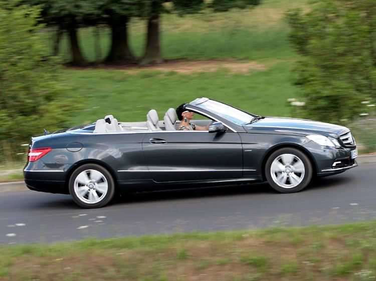 Mit versenktem Air-Cap sieht das E-Klasse-Cabrio deutlich eleganter aus - aber es zieht auch mehr.