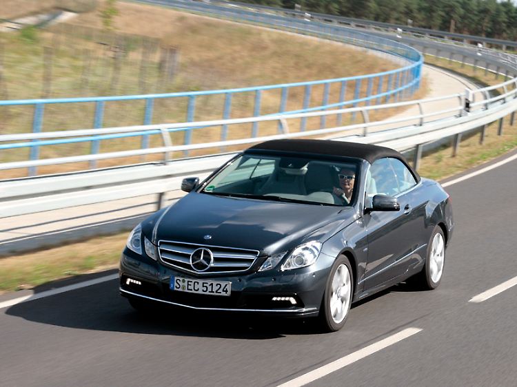 Schon nicht mehr C-, noch nicht ganz E-Klasse: Das Cabrio liegt genau dazwischen.