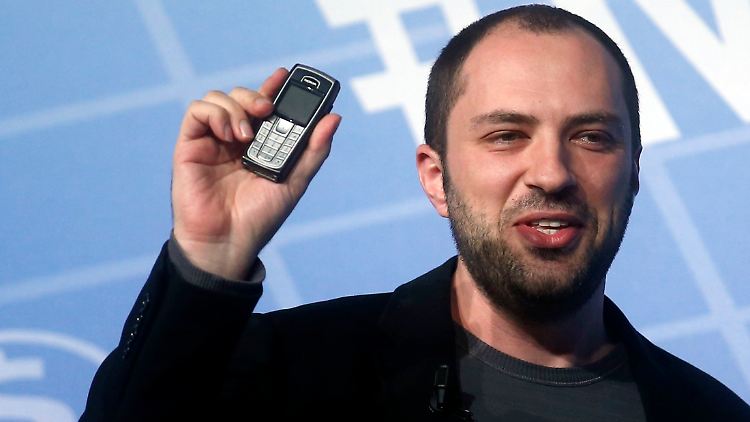 Auf dem Mobile World Congress in Barcelona zeigt Jan Koum sein privates Handy.