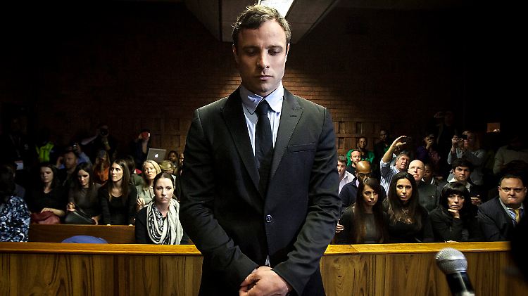 Oscar Pistorius im vergangenen Jahr vor Gericht: In dieser Pose könnte der ehemalige Nationalheld ab der kommenden Woche wieder öfter zu sehen sein.