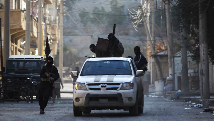 Kämpfer der Nusra-Front partoullieren durch die Stadt Deir ez-Zor.