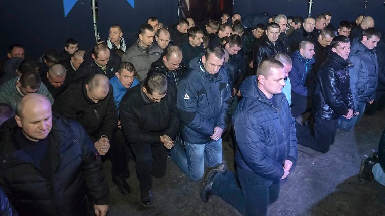 In Lviv bitten Sicherheitskräfte um Vergebung.
