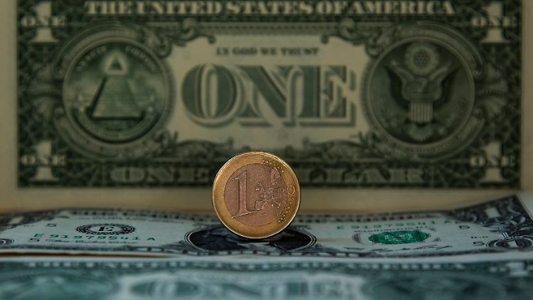 Der Dollar legt zum Euro zu.