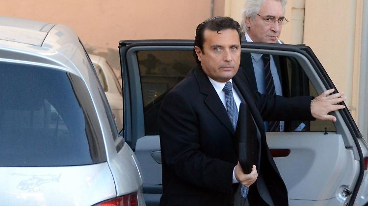 Francesco Schettino muss sich derzeit vor einem toskanischen Gericht verantworten.