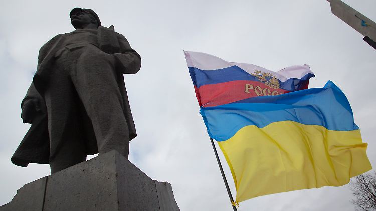 Im ostukrainischen Donetsk wehen die russische und die ukrainische Flagge nebeneinander. Die neue ukrainische Führung will die guten Beziehungen zu Russland erhalten.
