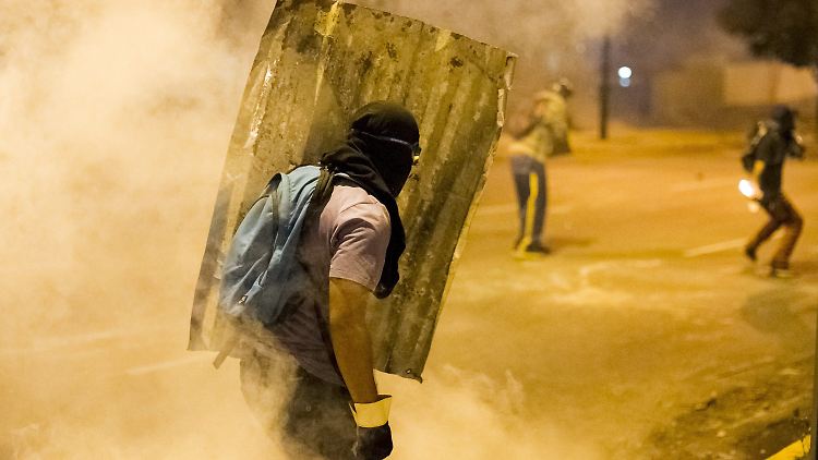 Täglich prallen Demonstranten, Sicherheitskräfte und paramilitärische Gruppen aufeinander.