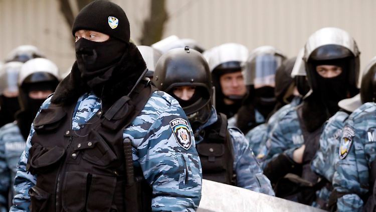Die Berkut-Einheiten waren durch ihre auffällige Kampfmontur leicht zu erkennen.