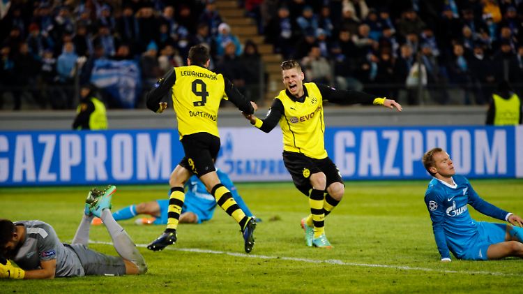 Schwarzgelbe Freude: Robert Lewandowski bedankt sich bei BVB-Teamkollege Lukasz Piszczek für die Vorlage zum 3:1.