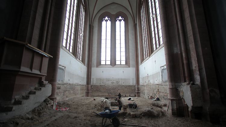 Archäologen graben im Fundament der St. Johannis Kirche in Mainz: Vom Keller bis zum Dach sind Mauerreste aus Zeiten Karls des Großen entdeckt worden. 