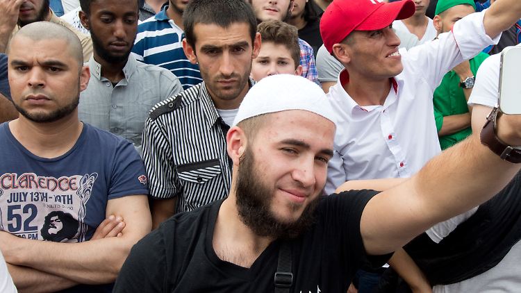 Aus Deutschland sollen 300 Dschihadisten nach Syrien gereist sein. Ein Dutzend ist auch schon wieder zurück. Im Bild: Anhänger des radikal-islamischen Predigers Pierre Vogel in Frankfurt.
