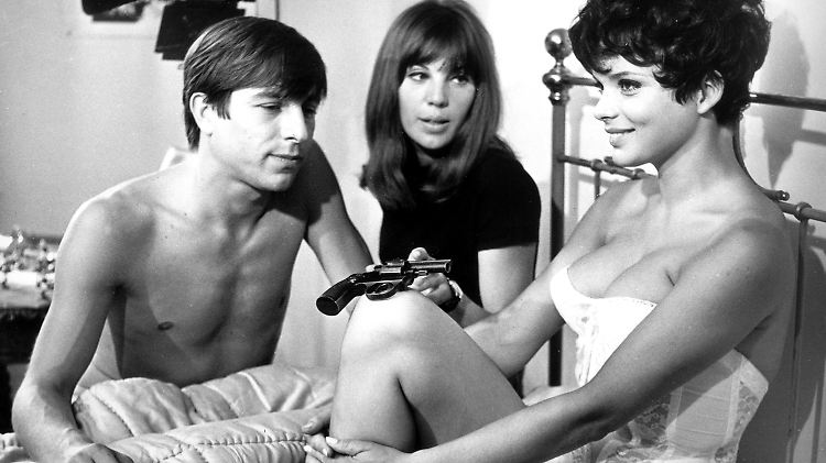 Hauptdarsteller Werner Enke mit seiner Kollegin Uschi Glas (r) und Regisseurin May Spils bei Dreharbeiten zu einer Bettszene in "Zur Sache Schätzchen" im August 1967.