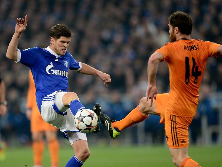 Erzielte den sehenswerten Ehrentreffer für Schalke: Klaas-Jan Huntelaar (li.).