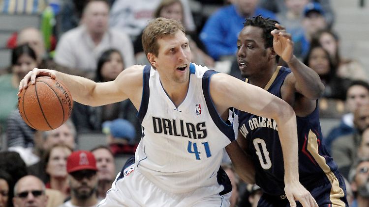 Nowitzki (l.) und die Mavericks haben schon wieder gewonnen. Hier schirmt der Deutsche den Ball vor Al-Farouq Aminu ab, der für die New Orleans Pelicans auflief.