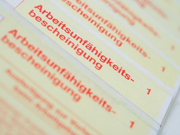 Die Krankschreibung sollte möglichst lückenlos sein. Sonst können Probleme auf Arbeitnehmer zukommen.