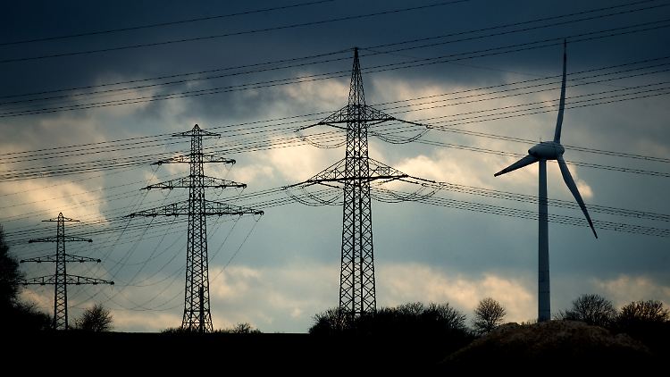 Die "Hauptschlagader der Energiewende" soll ab 2022 Windstrom von Schleswig-Holstein über Niedersachsen, Nordrhein-Westfalen und Hessen nach Bayern bringen. Die Nord-Süd-Stromtrasse wäre 800 Kilometer lang.