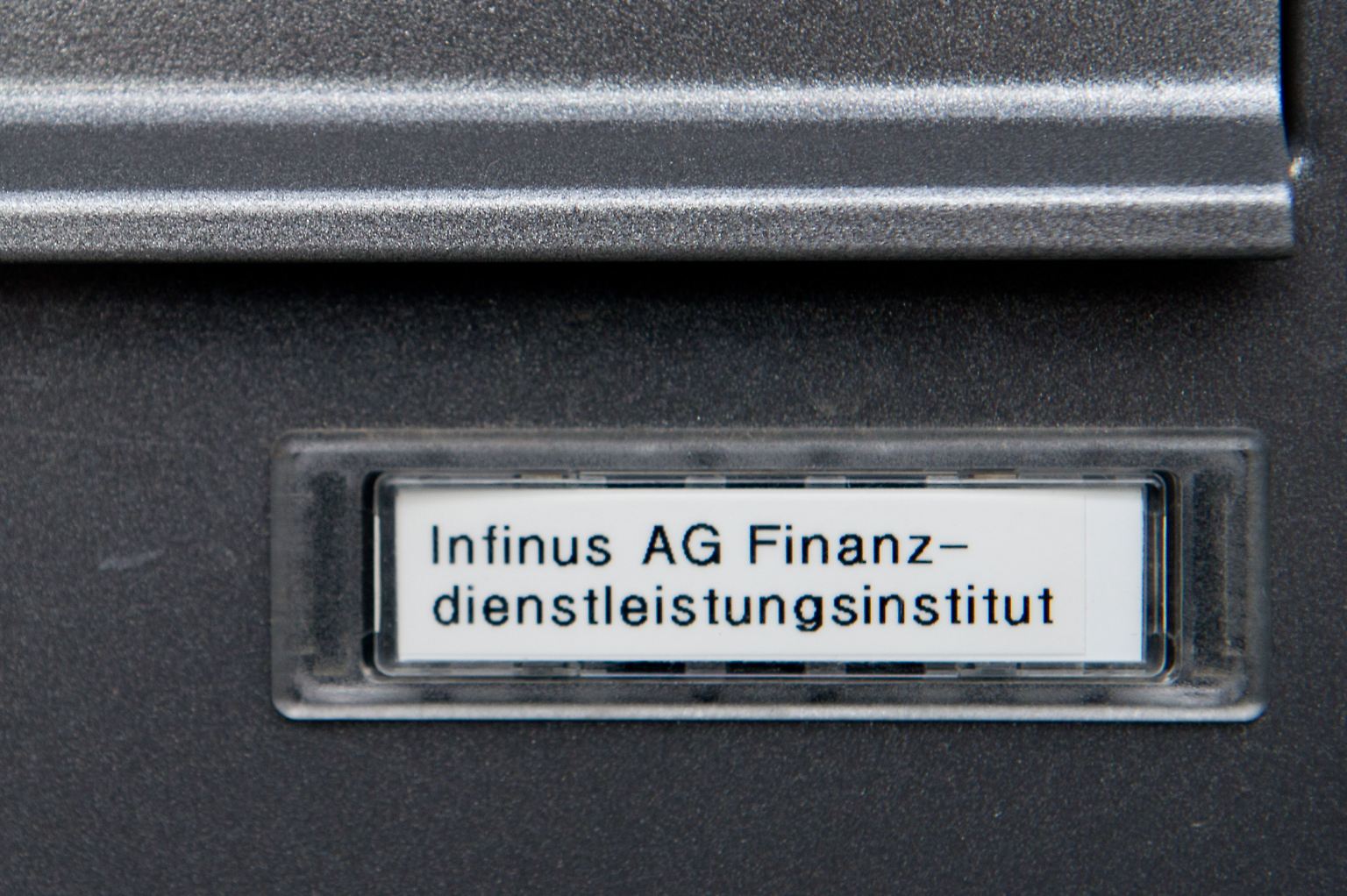 Zehntausende Kunden haben dem Dresdner Finanzdienstleister INFINUS ihr Geld anvertraut - insgesamt 400 Millionen Euro. Bis November war das Renommee der Gruppe gut. Dann kam der Zusammenbruch. Am 22. Januar musste das Unternehmen Insolvenz anmelden. Die Ermittler vermuten ein Schneeballsystem, dem die Luft ausging. Ob das zuständige Amtsgericht das Insolvenzverfahren eröffnen wird, entscheidet sich wohl zum 1. Mai. 25.000 Anleger bangen um ihr Erspartes.
