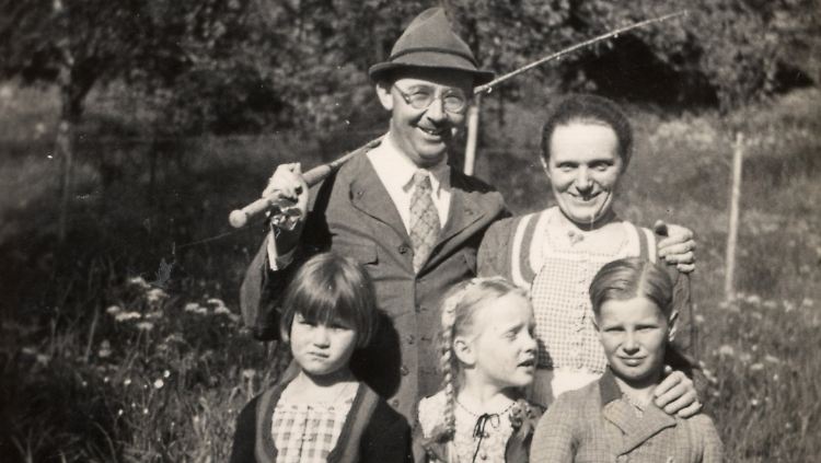 Familienidylle im Valepp 1935: Das Ehepaar Heinrich und Marga Himmler mit Tochter Gudrun (Mitte), Pflegesohn Gerhard und Gudruns Freundin. 