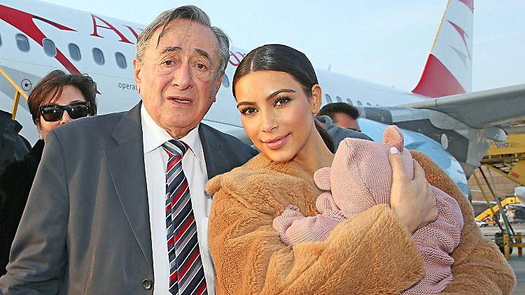 Da war die Welt noch in Ordnung: Lugner nimmt Kardashian samt Kind am Flugplatz in Empfang. Das It-Girl soll ihn zum Wiener Opernball begleiten. 