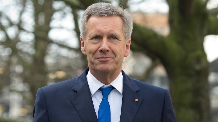 Christian Wulff am Morgen auf dem Weg ins Landgericht. Am Revers trägt er sein Bundesverdienstkreuz.