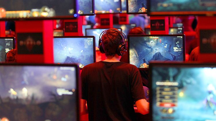 Einsam vor dem Bildschirm statt Spieleabend zusammen mit Freunden - das ist oft Realität.