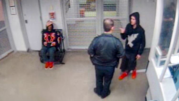 Justin Bieber (r.) auf der Polizeistation von Miami Beach.
