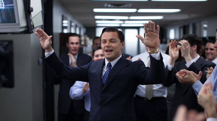 Hemmungslose Habgier: Eine Szene aus dem Hollywood-Blockbuster "The Wolf of Wall Street" mit Leonardo di Caprio. Als Broker Jordan Belfort jongliert er mit Millionen und lässt sich von keiner Behörde einschüchtern.
