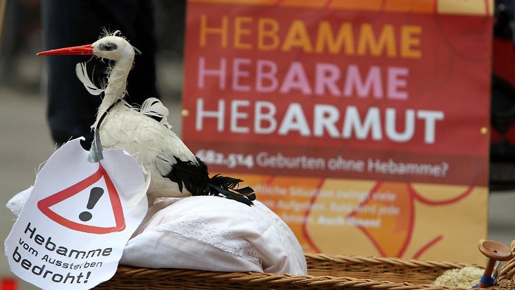 Die Zeit drängt: Selbstständigen Hebammen droht ein großes Problem. Ab Mitte 2015 haben sie keinen Verischerungsschutz mehr. 