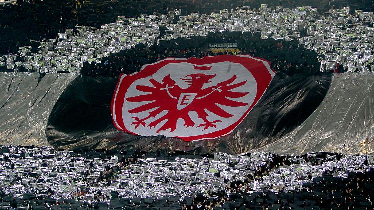 Beeindruckende Choreografie der Eintracht-Ultras im Europa-Liga-Spiel gegen Nikosia