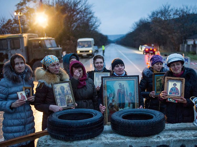 Diese Frauen auf der Krim fühlen sich als Russinnen. Mit Heiligenbildern demonstrieren sie am Hafen von Sewastopol gegen die neue Regierung in Kiew.