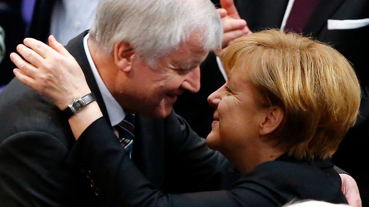 Horst Seehofer fällt derzeit keine bessere Kanzlerin ein als Angela Merkel.
