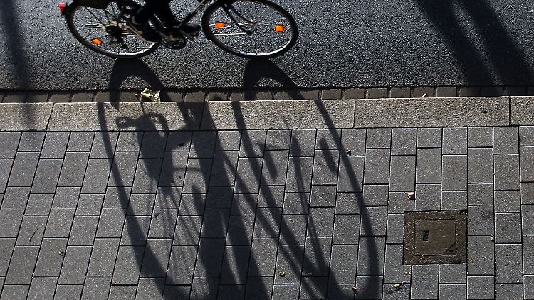 Die Radfahrerin war auf die Gegenfahrbahn gefahren, ohne sie vorher einsehen zu können.