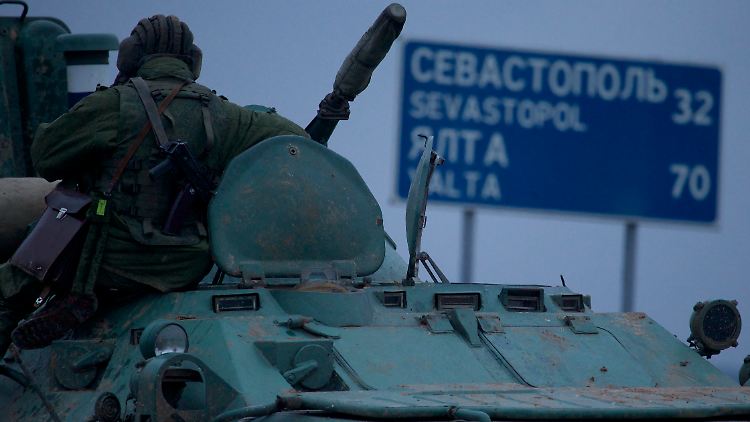 Russische Panzer stehen vor Sewastopol.