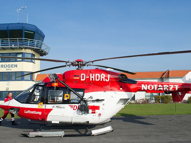 Der Rettungshubschrauber "Christoph Offshore 2" auf dem Flugplatz von Güttin (Archivbild).