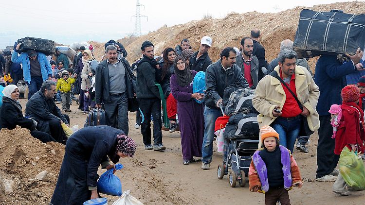 Syrische Flüchtlinge: Mehr als 70.000 Menschen kamen bei dem bald drei Jahre dauernden Konflikt bereits ums Leben.