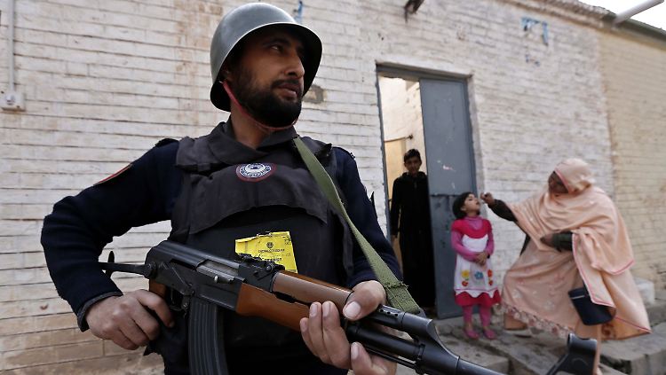 In Pakistan ist die Schluckimpfung gegen Polio, wenn überhaupt, nur mit Polizeischutz möglich.