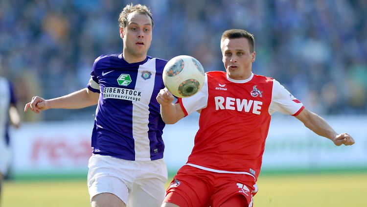 Aues Rico Benatelli (l.) und Kölns Slawomir Peszko im Zweikampf um den Ball.
